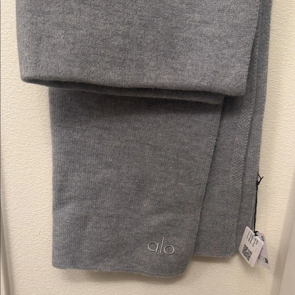 ALO Yoga GRAY wool scarf brand new - Picture 3 of 3